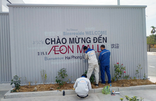 Sơn chữ lên tôn sóng tại AEON Lê Chân Hải Phòng